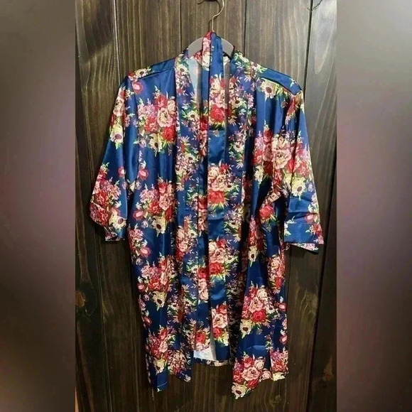 Floral Satin Robe. Brand: Pretty Robes. Size: S/M - Picture 11 of 12